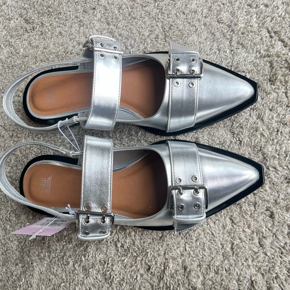 Wild Fable Metallic Silver Flats with Buckle Detail - Picture 5 of 5